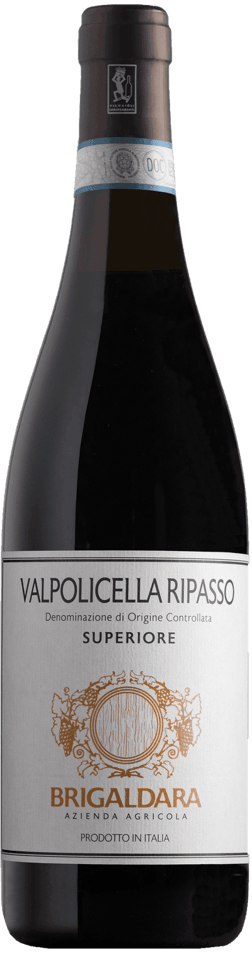 En lättare glasflaska med Brigaldara Ripasso Superiore 2019, ett rött vin från Venetien i Italien