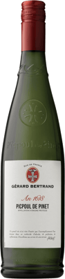 En glasflaska med Gérard Bertrand Picpoul de Pinet, ett vitt vin från Languedoc-Roussillon i Frankrike