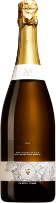 En glasflaska med Cava Aurèlia Brut Nature Gran Reserva, en mousserande från Cava i Spanien