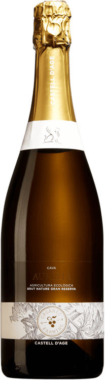 En glasflaska med Cava Aurèlia Brut Nature Gran Reserva, en mousserande från Cava i Spanien