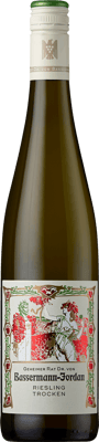 En lättare glasflaska med Bassermann-Jordan Riesling Trocken 2021, ett vitt vin från Pfalz i Tyskland