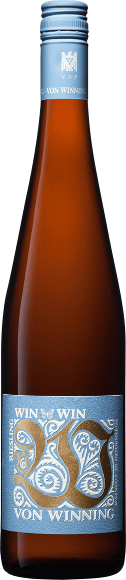 En lättare glasflaska med Von Winning Win Win Riesling Trocken, ett vitt vin från Pfalz i Tyskland