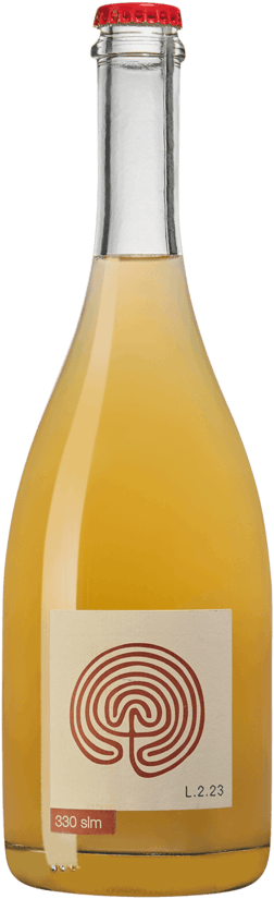 En glasflaska med Costadilá 330 SLM Orangevin, ett vitt vin från Italien