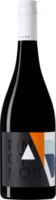 En glasflaska med Airlie Bank Pinot noir, ett rött vin från Victoria i Australien
