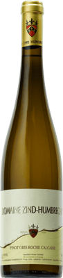 En glasflaska med Pinot Gris Roche Calcaire Domaine Zind-Humbrecht, ett vitt vin från Alsace i Frankrike