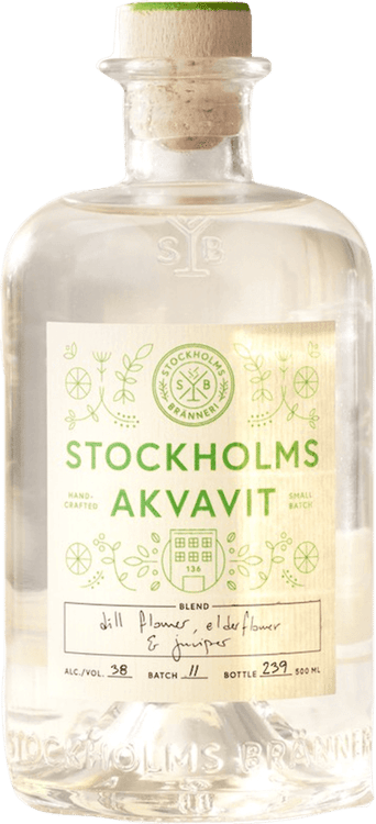 En lättare glasflaska med Stockholms Bränneri Akvavit, en akvavit från Stockholms län i Sverige