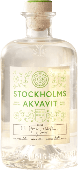 En lättare glasflaska med AB Stockholms Bränneri Akvavit, en akvavit från Stockholms län i Sverige