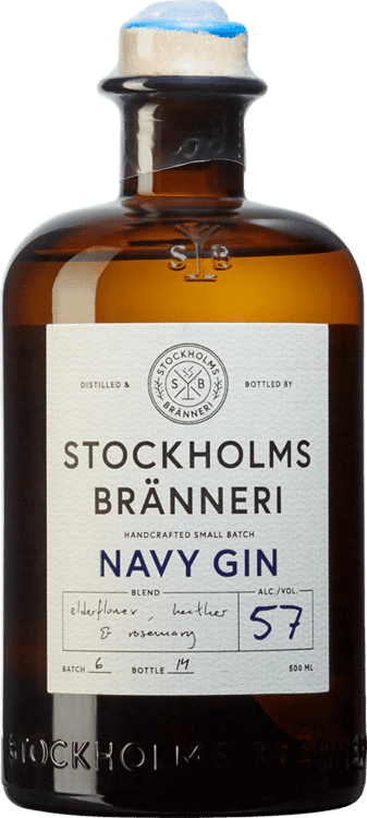 En glasflaska med Stockholms Bränneri Navy Gin, en gin & Genever från Stockholms län i Sverige
