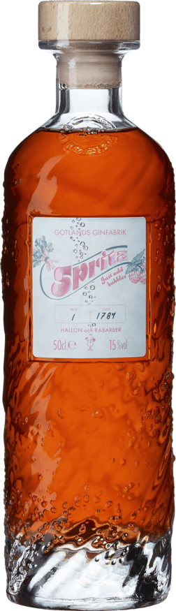 En glasflaska med Gotlands Ginfabrik Rabarber Spritz, en likör från Gotlands län i Sverige