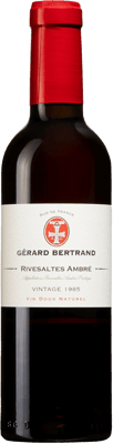En glasflaska med Gérard Bertrand Rivesaltes Ambré, en starkvin från Languedoc-Roussillon i Frankrike