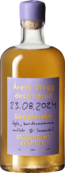 En glasflaska med Stockholms Bränneri Årets glögg 2024  Södermalm, en glögg och Glühwein från Sverige