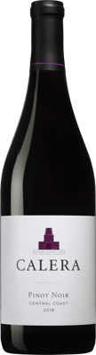 En glasflaska med Calera Pinot Noir, ett rött vin från Kalifornien i USA