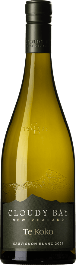 En glasflaska med Cloudy Bay Te Koko 2021, ett vitt vin från Marlborough i Nya Zeeland