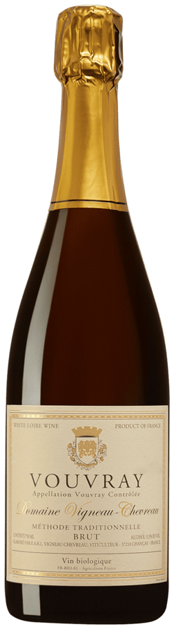 En lättare glasflaska med Domaine Vigneau-Chevreau Vouvray Méthode Traditionnelle Brut Bio, en mousserande från Loiredalen i Frankrike