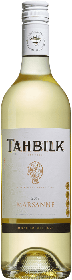 En glasflaska med Tahbilk Museum Marsanne 2017, ett vitt vin från Victoria i Australien
