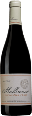 En glasflaska med Mullineux Syrah, ett rött vin från Western Cape i Sydafrika