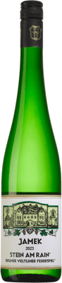 En glasflaska med Jamek Stein am Rain, ett vitt vin från Niederösterreich i Österrike