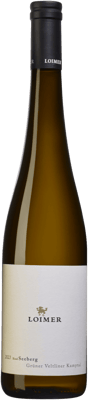 En lättare glasflaska med Loimer Langenlois Seeberg Grüner Veltliner, ett vitt vin från Niederösterreich i Österrike