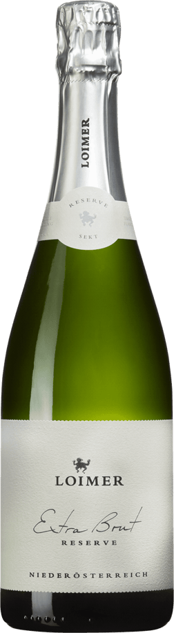 En glasflaska med Loimer Extra Brut Reserve, en mousserande från Niederösterreich i Österrike