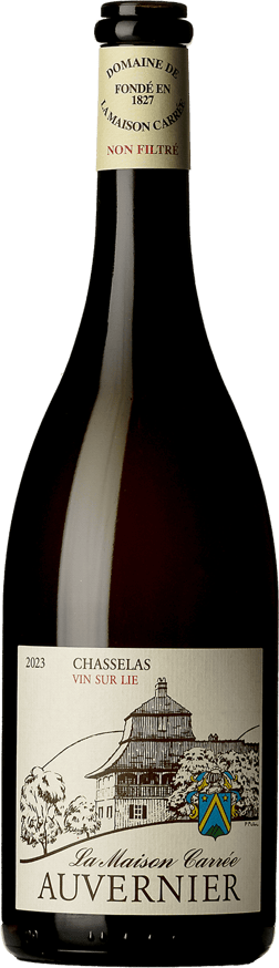 En glasflaska med La Maison Carrée Chasselas sur lie Non Filtré 2023, ett vitt vin från Three Lakes i Schweiz
