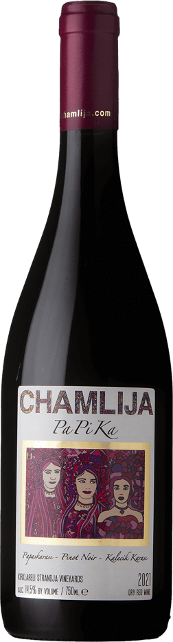 En lättare glasflaska med Chamlija Wines Papika 2021, ett rött vin från Turkiet