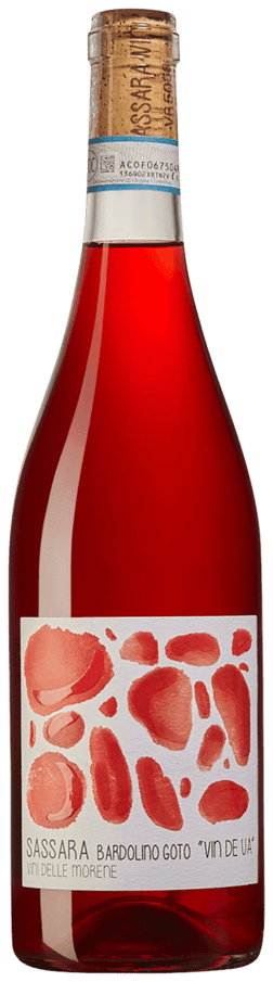 En glasflaska med Sassara Bardolino Goto 2023, ett rött vin från Venetien i Italien