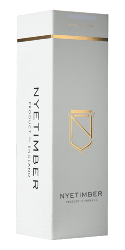 En glasflaska med Nyetimber Blanc de Blancs 2015, en mousserande från Storbritannien