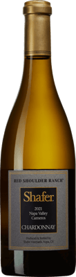 En glasflaska med Shafer Red Shoulder Ranch Chardonnay, ett vitt vin från Kalifornien i USA