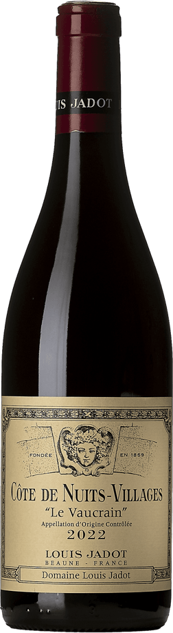 En glasflaska med Louis Jadot Côte de Nuits-Villages Le Vaucrain 2022, ett rött vin från Bourgogne i Frankrike