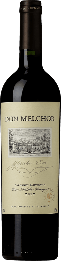 En glasflaska med Don Melchor 2022, ett rött vin från Valle Central i Chile