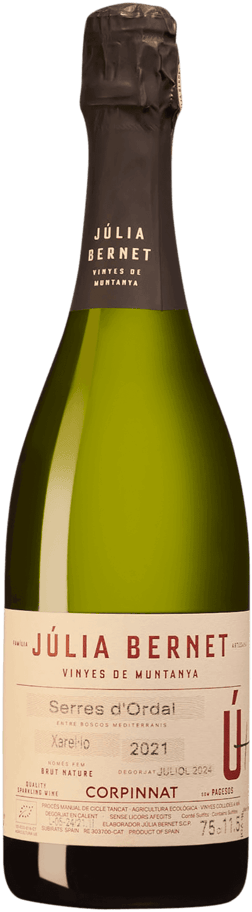 En lättare glasflaska med Julia Bernet Serres d'Ordal Ú Brut Nature 2021, en mousserande från Katalonien i Spanien