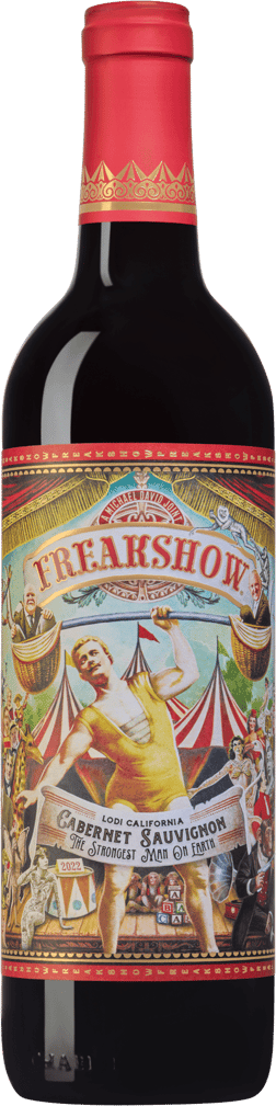 En glasflaska med Freakshow Cabernet Sauvignon 2021, ett rött vin från Kalifornien i USA