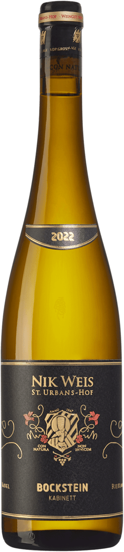 En lättare glasflaska med Nik Weis Bockstein Kabinett 2022, ett vitt vin från Mosel i Tyskland
