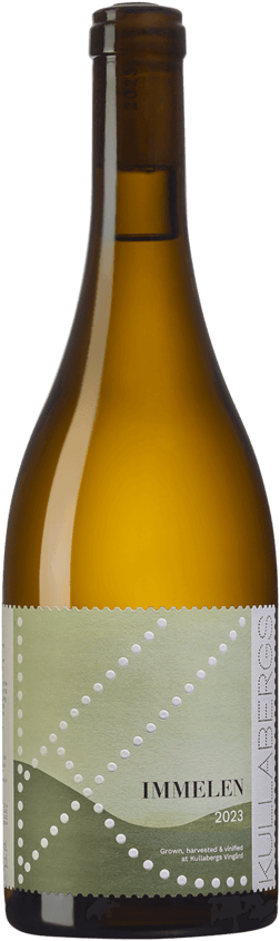 En glasflaska med Immelen 2023, ett vitt vin från Sverige