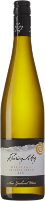En glasflaska med Roaring Meg Riesling 2021, ett vitt vin från Central Otago i Nya Zeeland