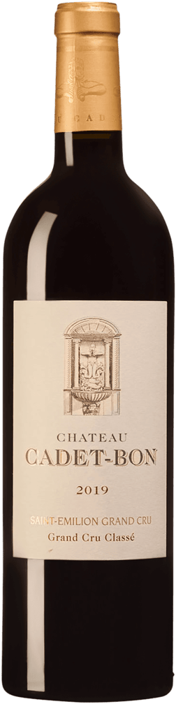 En glasflaska med Château Cadet-Bon 2019, ett rött vin från Bordeaux i Frankrike