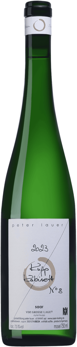 En lättare glasflaska med Peter Lauer Ayler Kupp Kabinett Fass 8 2023, ett vitt vin från Mosel i Tyskland