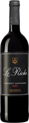 En lättare glasflaska med Le Riche Cabernet Sauvignon, ett rött vin från Western Cape i Sydafrika