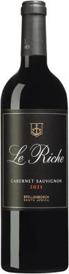 En glasflaska med Le Riche Cabernet Sauvignon, ett rött vin från Western Cape i Sydafrika