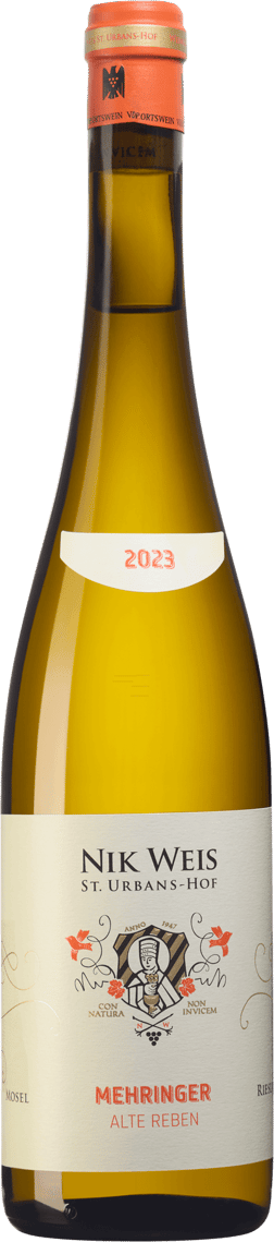 En glasflaska med Weingut Nik Weis Mehringer Alte Reben Riesling 2023, ett vitt vin från Mosel i Tyskland