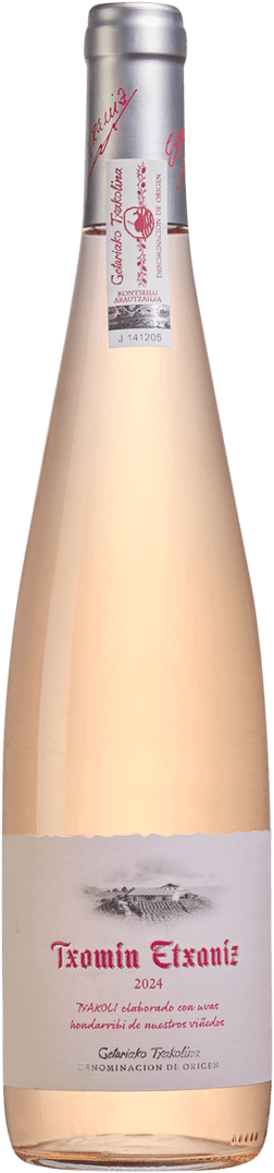 En glasflaska med Txomin Etxaniz Rosado 2023, en rosévin från Baskien i Spanien
