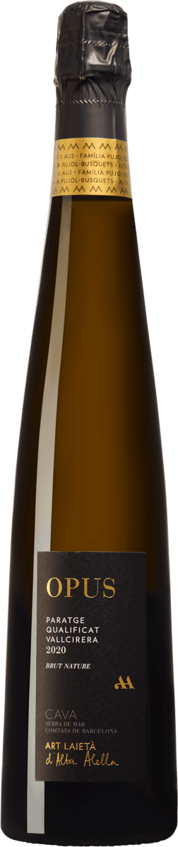 En glasflaska med Alta Alella Mirgin Opus Cava Brut Nature 2020, en mousserande från Cava i Spanien