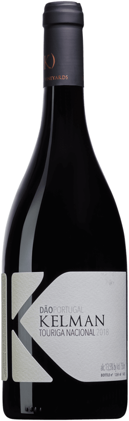 En glasflaska med Kelman Touriga Nacional 2020, ett rött vin från Dão i Portugal