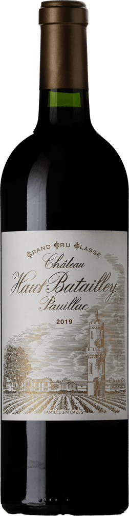En glasflaska med Château Haut-Batailley 2019, ett rött vin från Bordeaux i Frankrike