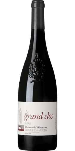 En glasflaska med Château de Villeneuve Le Grand Clos 2019, ett rött vin från Loiredalen i Frankrike
