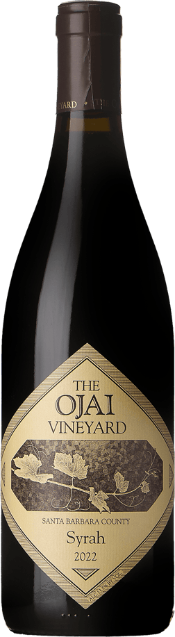 En glasflaska med Ojai Vineyard Santa Barbara Syrah 2022, ett rött vin från Kalifornien i USA