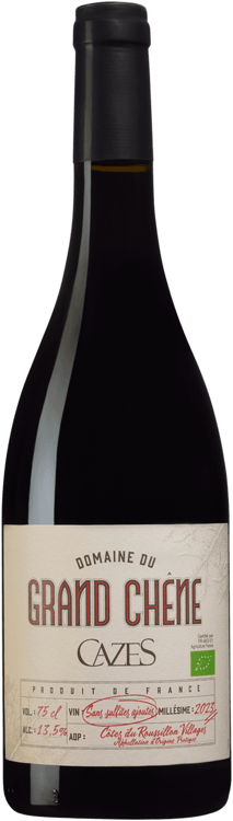 En glasflaska med Grand Chêne Maison Cazes, ett rött vin från Languedoc-Roussillon i Frankrike