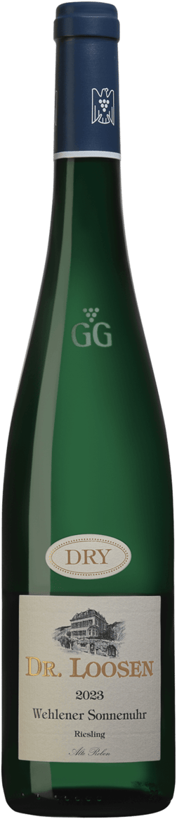 En glasflaska med Dr Loosen Wehlener Sonnenuhr Riesling GG Alte Reben 2023, ett vitt vin från Mosel i Tyskland
