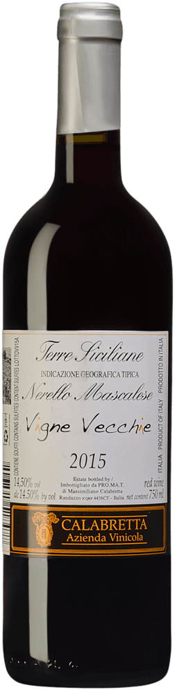 En glasflaska med Calabretta Terre Siciliane Vigne Vecchie 2015, ett rött vin från Sicilien i Italien