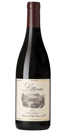 En flaska med Littorai Les Larmes Pinot Noir 2021, ett rött vin från Kalifornien i USA